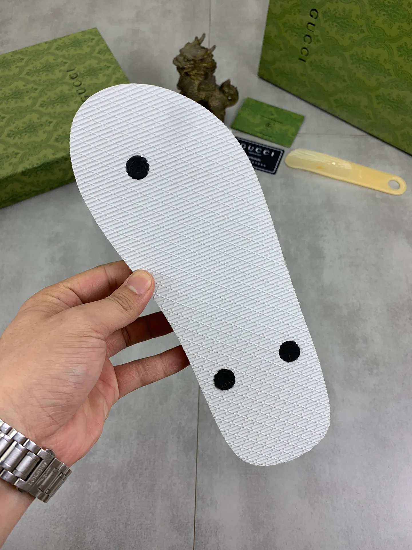 Men's men's shoes 💰P220💰【New style】🆘【GUCCI】Official website's popular Gucci adult couple 🧑‍🤝‍🧑 style, children's flip-flops are on sale at the counter simultaneously! Original fabric imported from Italy. Original bottom provided by the original factory. Size: Adult 36-45. Children’s size: 30-37. Multiple colors available.